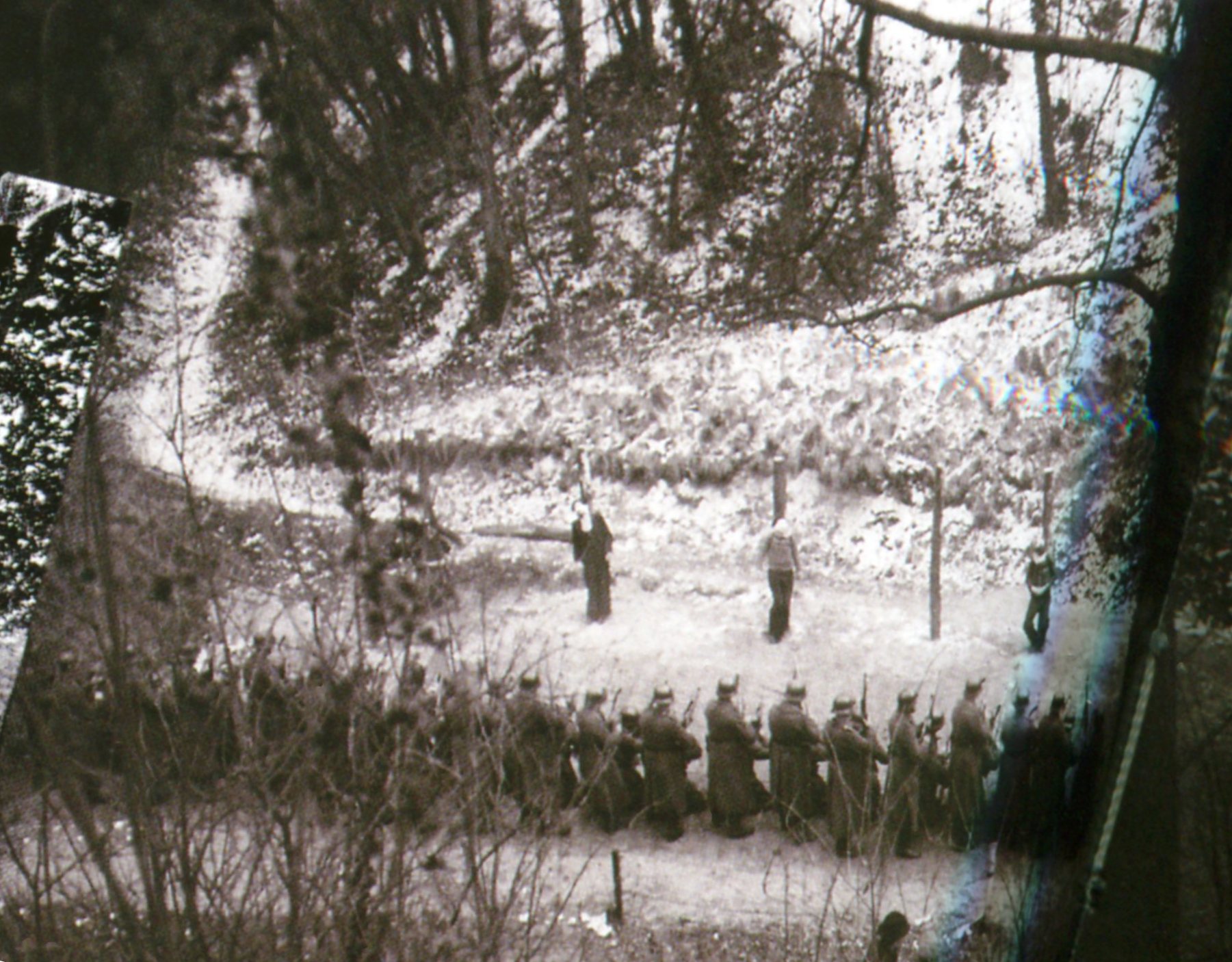 C’est à ce jour l’une des trois seules photographies qui existent d’une exécution au Mont-Valérien. Selon Serge Klarsfeld, les condamnés photographiés seraient Celestino Alfonso, Wolf Josef Boczor, Emeric Glasz et Marcel Rajman. C’est à ce jour l’une des trois seules photographies qui existent d’une exécution au Mont-Valérien. Selon Serge Klarsfeld, les condamnés photographiés seraient Celestino Alfonso, Wolf Josef Boczor, Emeric Glasz et Marcel Rajman.