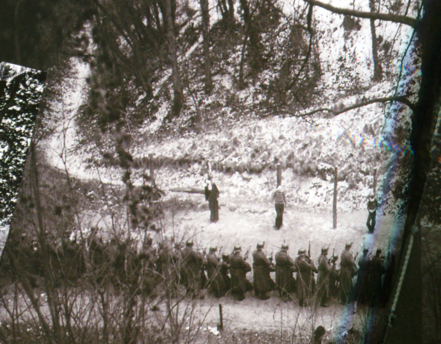  C’est à ce jour l’une des trois  seules photographies qui existent d’une exécution au Mont-Valérien. Selon Serge Klarsfeld, les condamnés photographiés seraient Celestino Alfonso, Wolf Josef Boczor, Emeric Glasz et Marcel Rajman.
