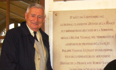 18 septembre 2013, Jean-Marie Delabre pose devant la plaque à la mémoire de Défense de la France qui vient d'être inaugurée à la Sorbonne en présence de nombreux anciens de DF.

Photo Frantz Malassis