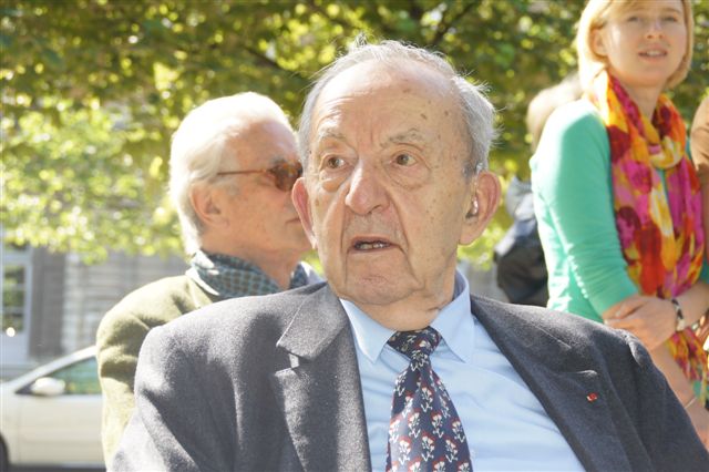 Jardins du Luxembourg à Paris, le 5 mai 2011. François Perrot présidait la cérémonie d'hommage aux étudiants résistants fusillés par les nazis organisée par Mémoire et Espoirs de la Résistance.Photo Marc Fineltin