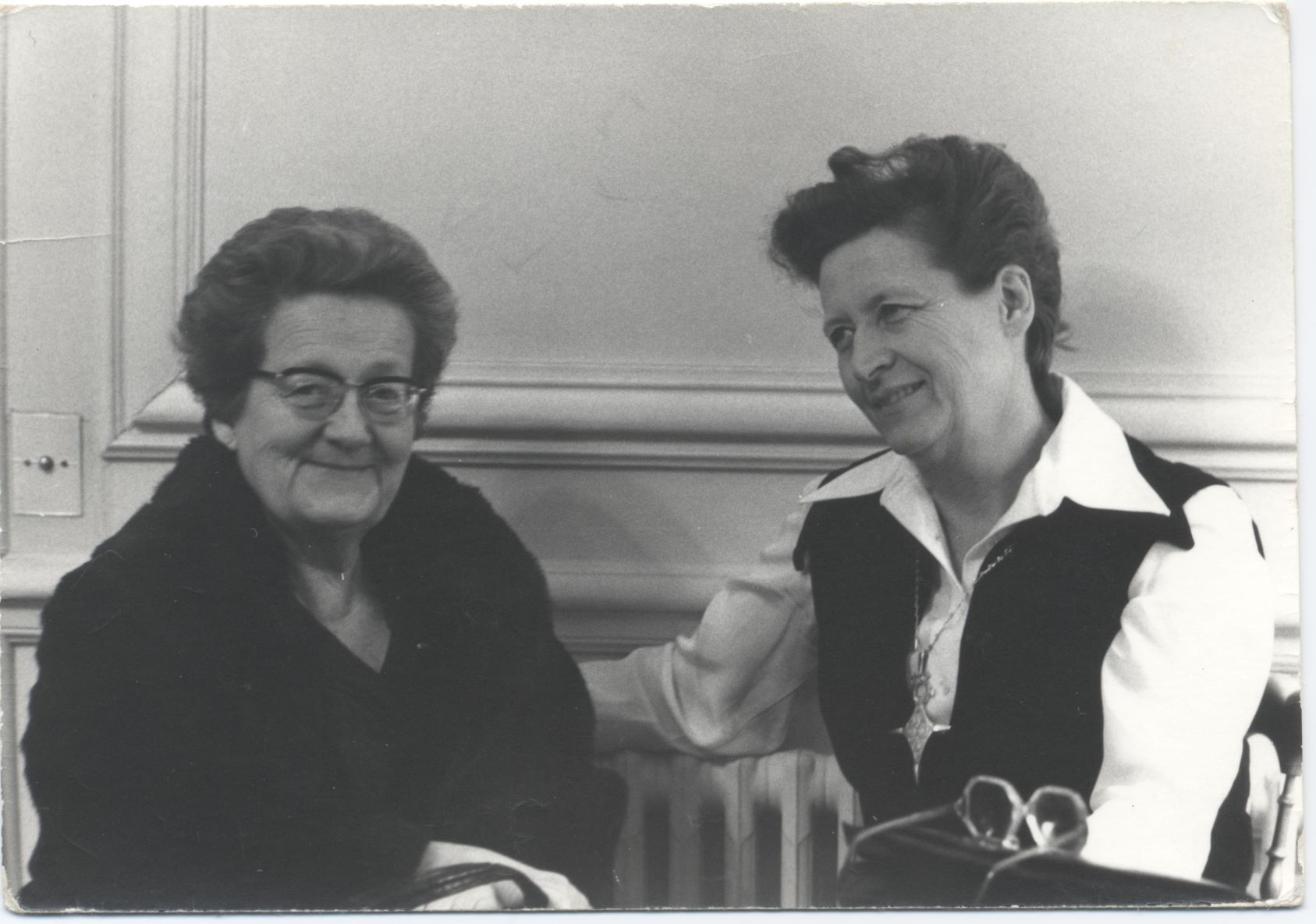 Anise Postel-Vianay(à droite) en compagnie de Germaine Tillion.
Photographie familiale