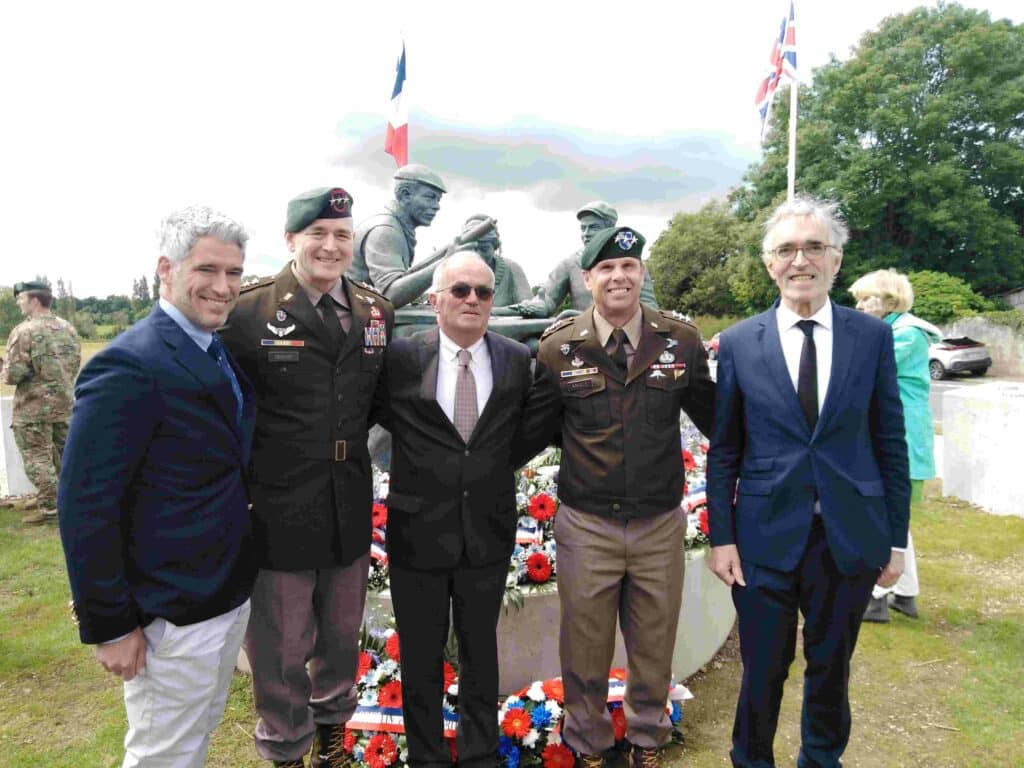 De gauche à droite : Joe Ivanov, le lieutenant general Jonathan Braga, Charles de Vallavielle, le commanding general Richard Angle et Jean-Francis Treffel, directeur général de la Fondation de la Résistance