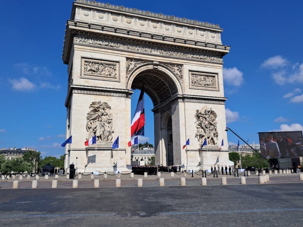 Cérémonie du 81e anniversaire du 8 mai 1945 à l'Arc de Triomphe